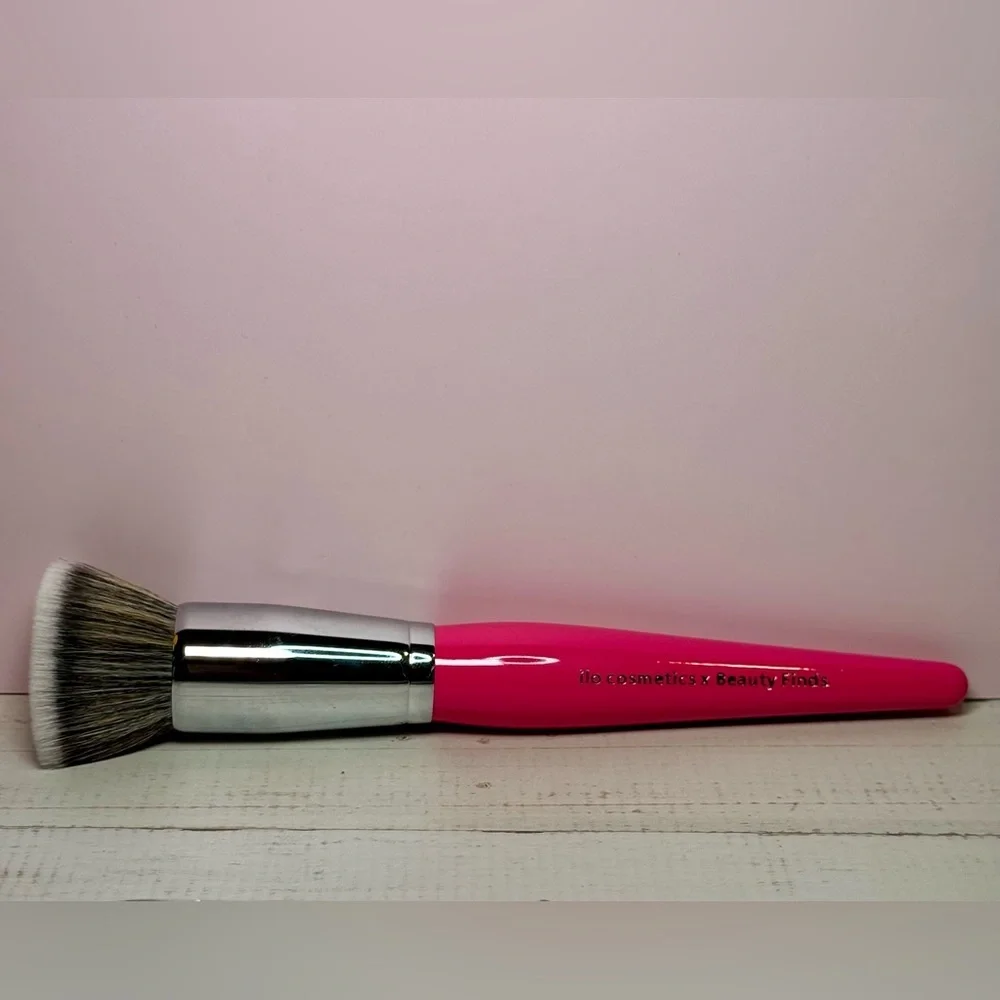 ilo cosmetics x beauty finds liquid and cream foundation makeup brush